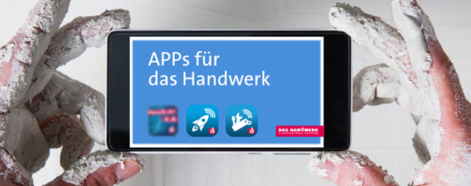 Verschmierte Handwerkerhände halten ein Smartphone in den Fingern, auf denen die Handwerker-APPs abgebildet sind.
