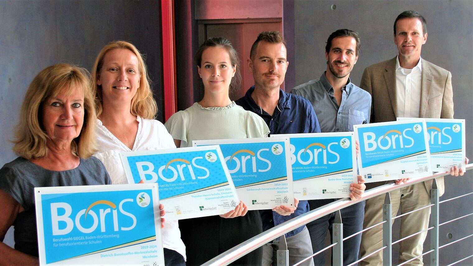 Verschiedene Vertreter der Preisträgerschulen des BoriS Berufswahlsiegel 2019 halten die Auszeichnung in der Hand. 