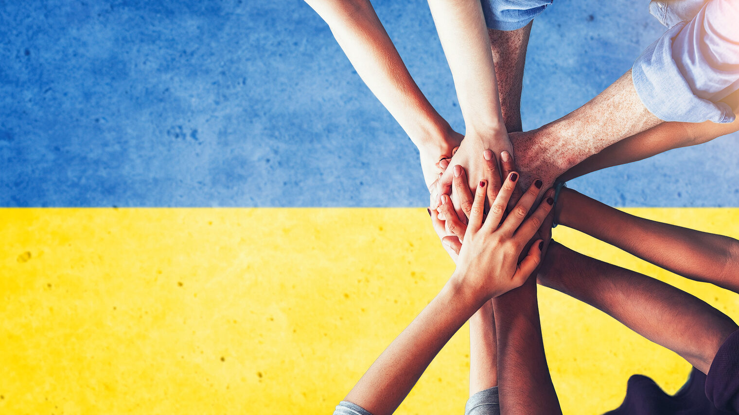Ukraine Flagge mit sich berührenden Händen