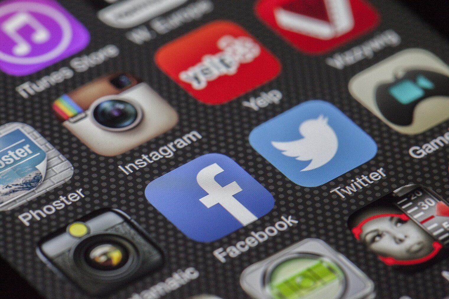 Social Media Es sind Logos von verschiedenen Social Media Plattformen zu erkennen, wie Instagram, Facebook ect.